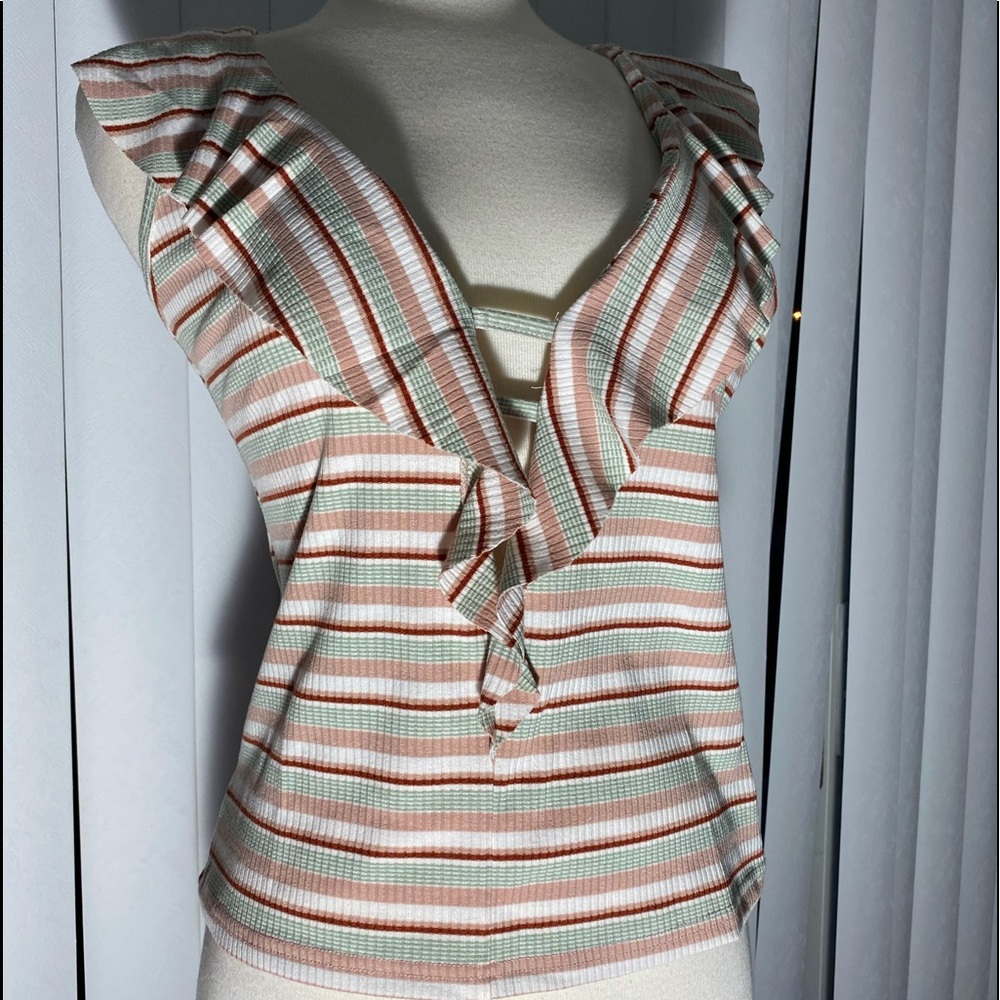 EUC Yuni  One lower V-Cut front with Ruffle stripe no sleeve top B5-74